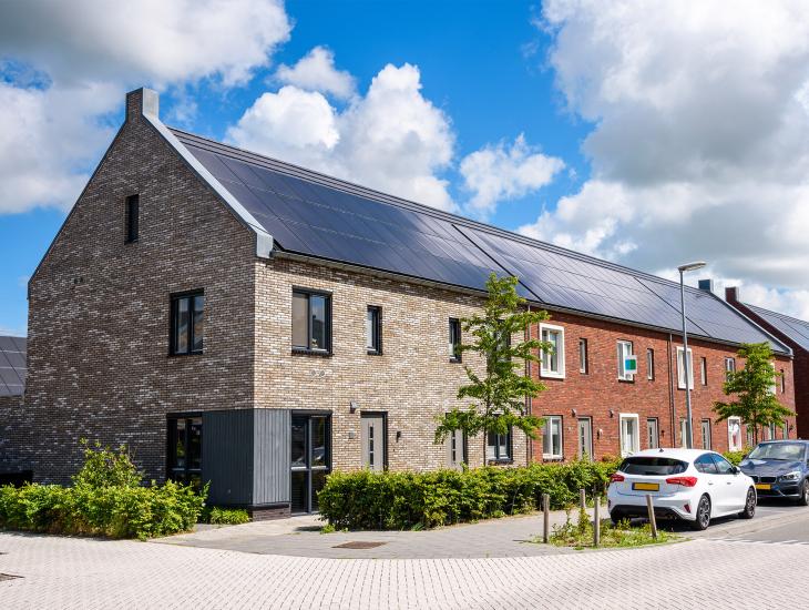 Een straatje met nieuwbouwwoningen