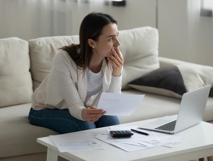 Jonge vrouw is bezig met haar administratie