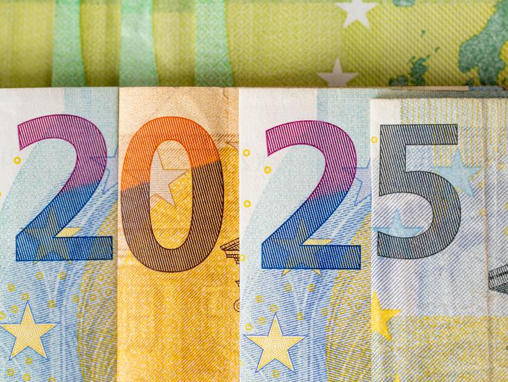 De cijfers van euro-biljetten vormen het jaartal 2025.