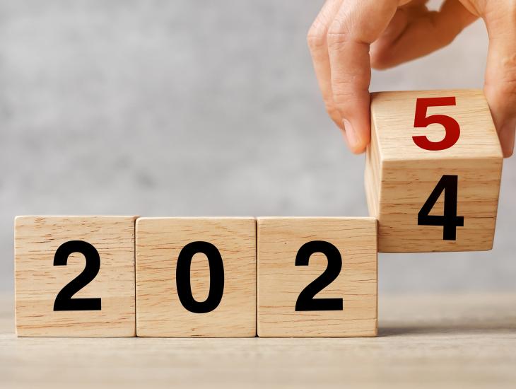Vier blokken vormen het jaartal 2024, het laatste blok wordt omgedraaid waardoor dit 2025 wordt.