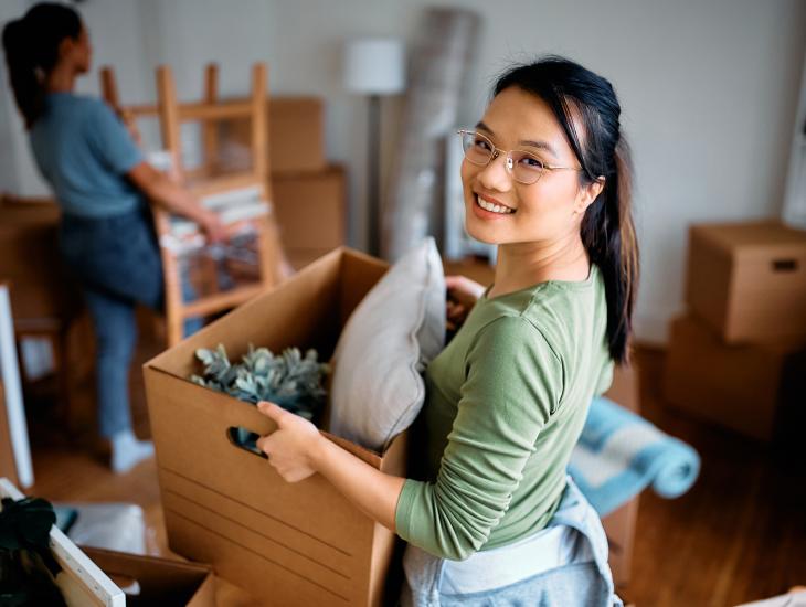 Een jong stel is aan het verhuizen.