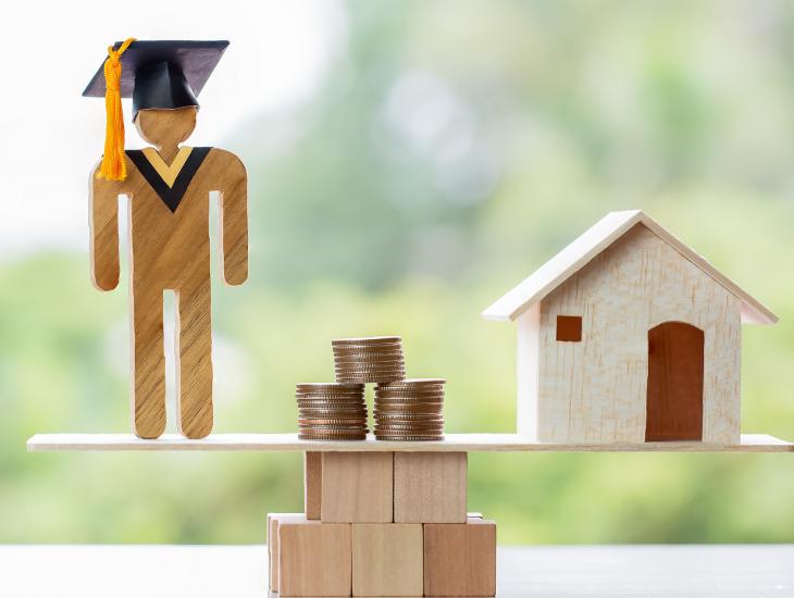 Weegschaal met aan de ene kant een student en aan de andere kant een huisje