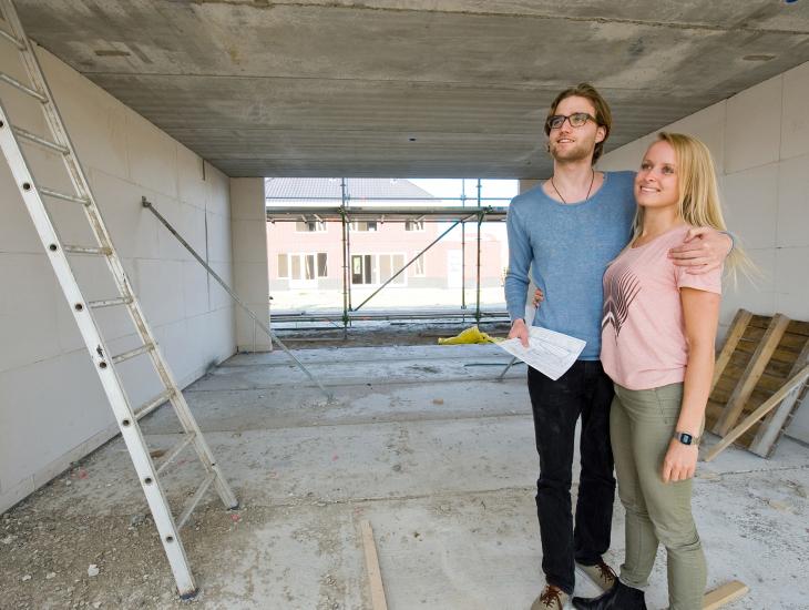Een jong stel in een nieuwbouwwoning die bijna klaar is.