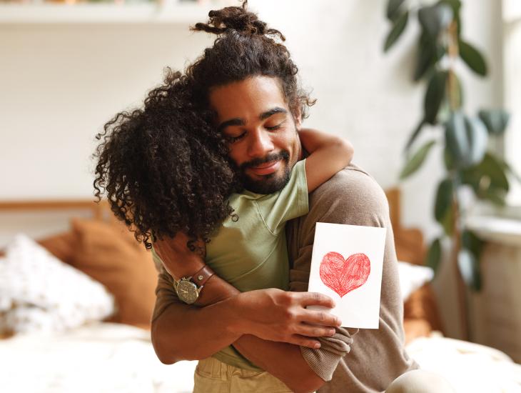 Een jonge man omhelst zijn zoontje.