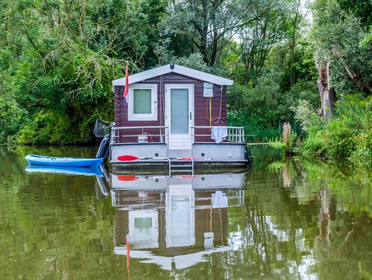 Een kleine vakantiewoning in een water- en lommerrijk gebied.