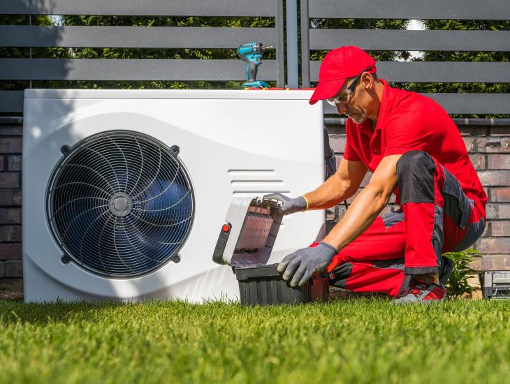 Een monteur plaatst een warmtepomp