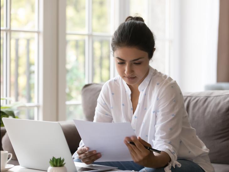 Een jonge vrouw bestudeert het rentevoorstel van haar bank.