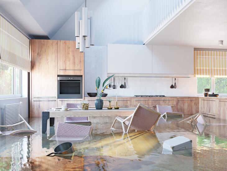 ravage in een onder water gelopen keuken.