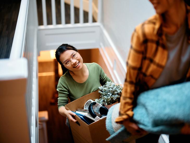 Een jong stel is aan het verhuizen naar hun eerste koopwoning