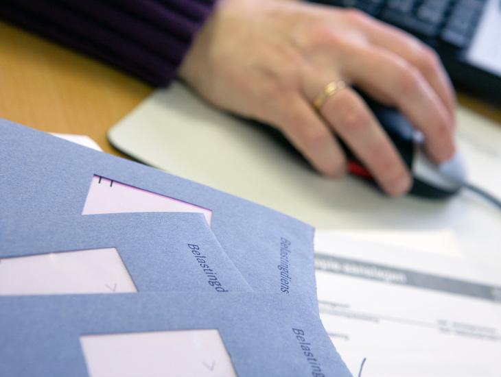 Iemand vult zijn belastingformulier in op de computer