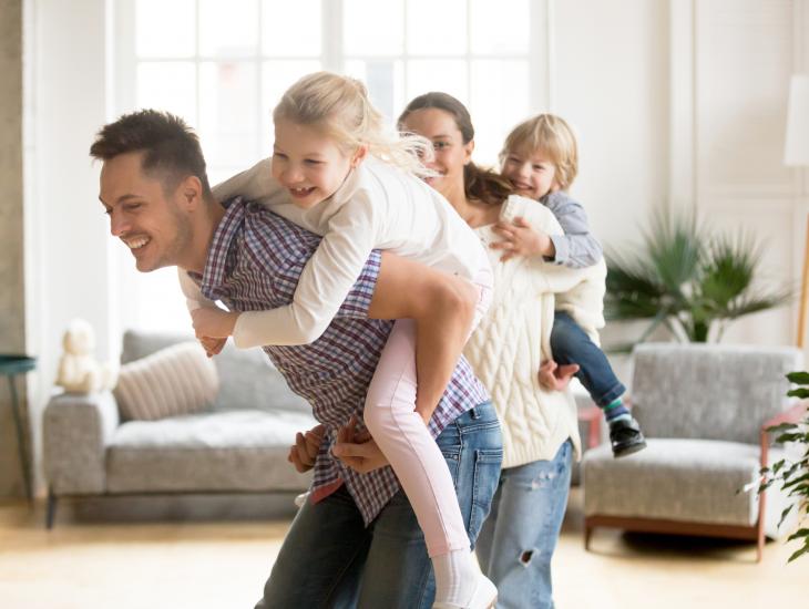 Gezin heeft het gezellig in huis