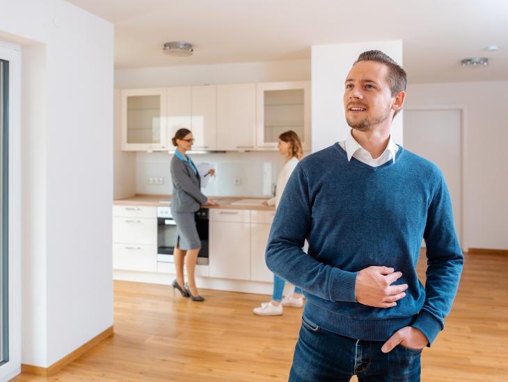 Stel bezichtigt een huis