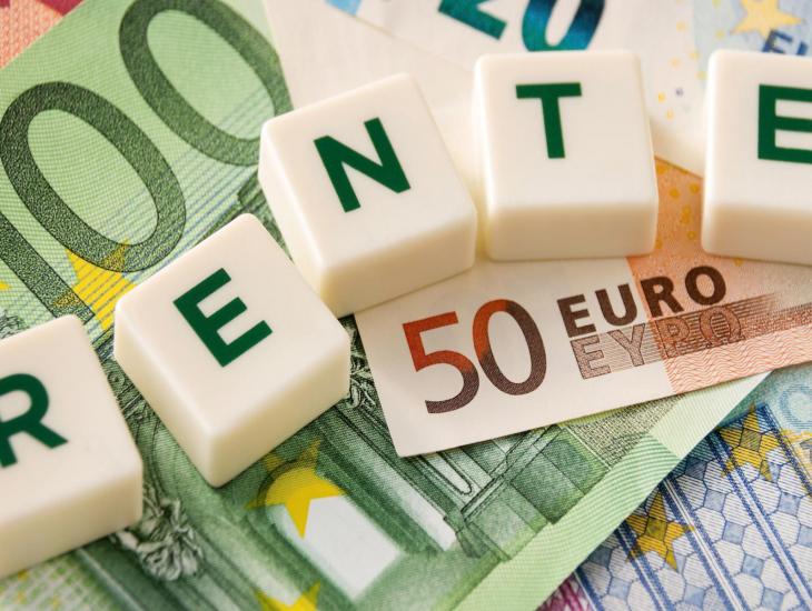 Euro-biljetten met het woord 'rente' in Scrabble-steentjes