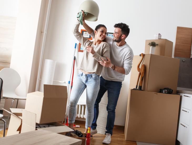 Jong stel trekt in nieuwe woning
