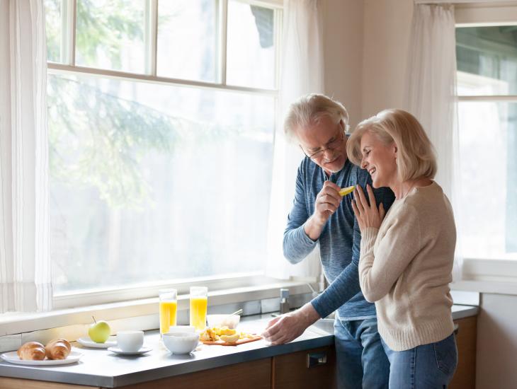 Ouder stel in de keuken