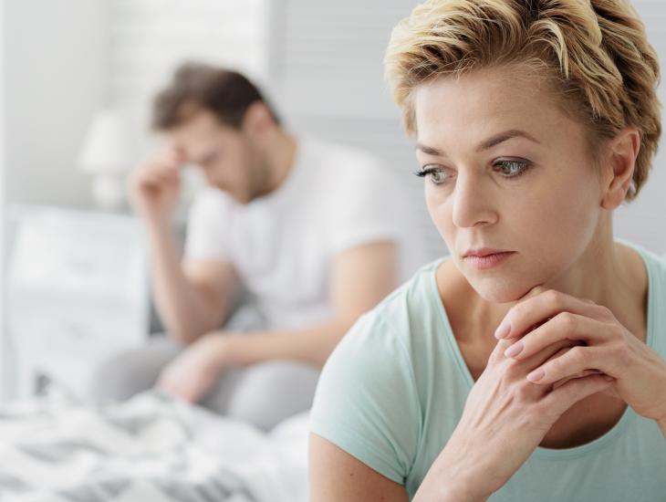 Man en vrouw kijken zorgelijk