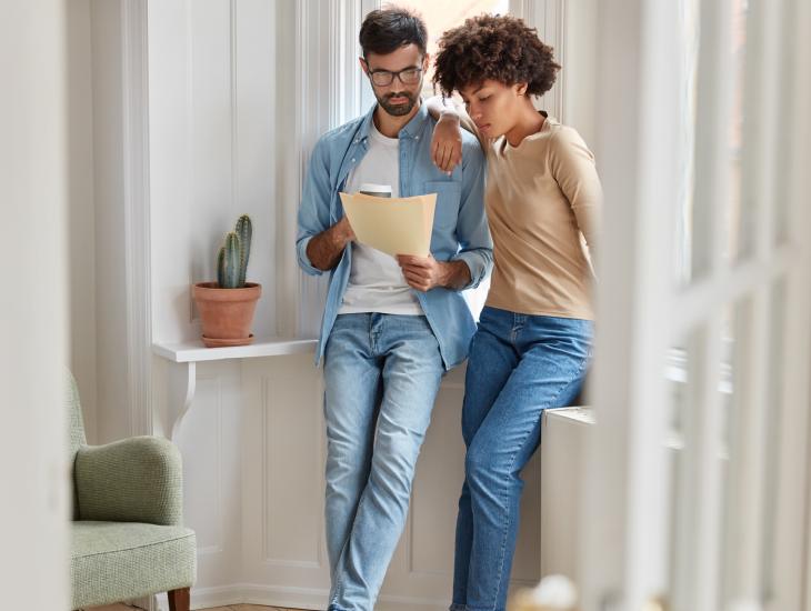 Stel bekijkt documenten