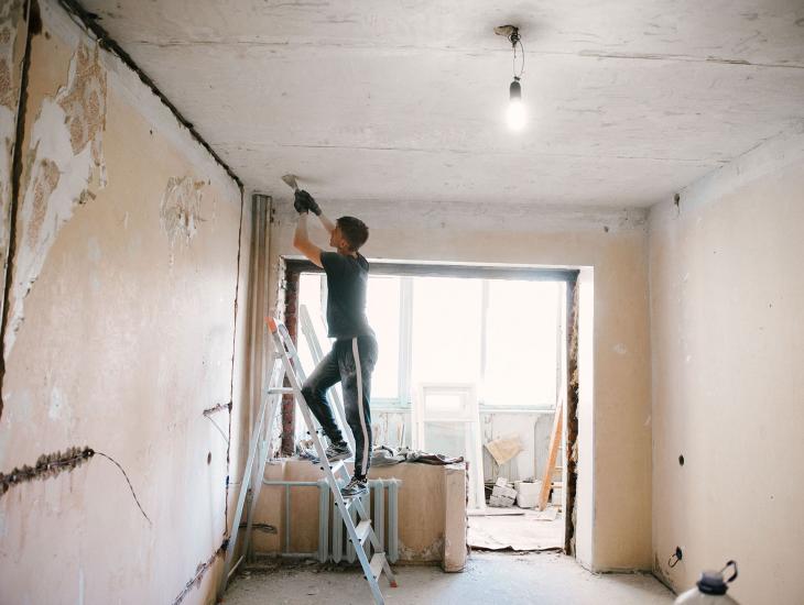 Een jonge vrouw is druk bezig met het verbouwen van haar huis.