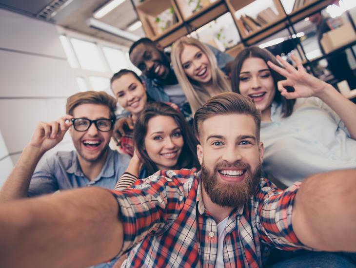Selfie van studenten die samenwonen in een studentenhuis