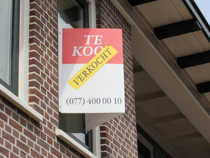 Bord te koop met daaroverheen een sticker waarop staat: 'verkocht'.