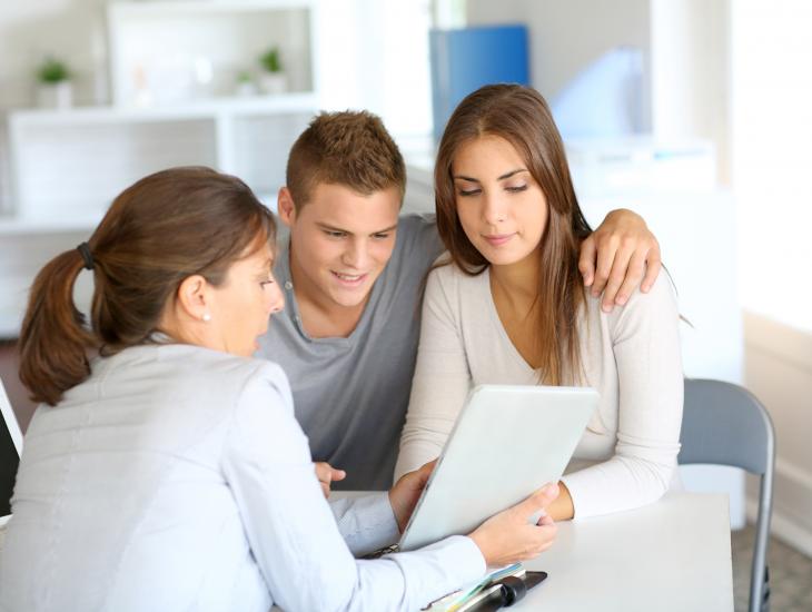 Jong stel in gesprek met financieel adviseur