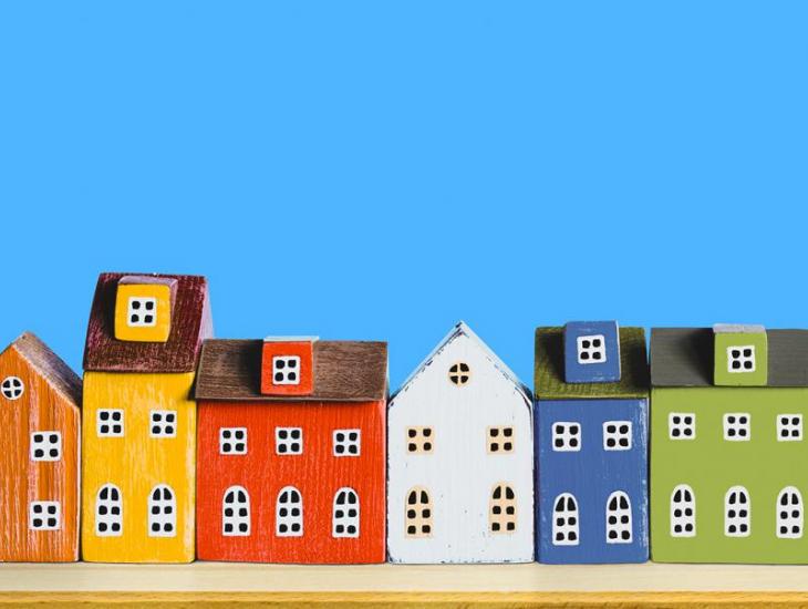 Rij met kleurrijke huisjes