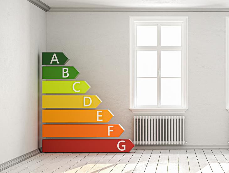 In een witte huiskamers liggen de energielabels A t/m G opgestapeld.