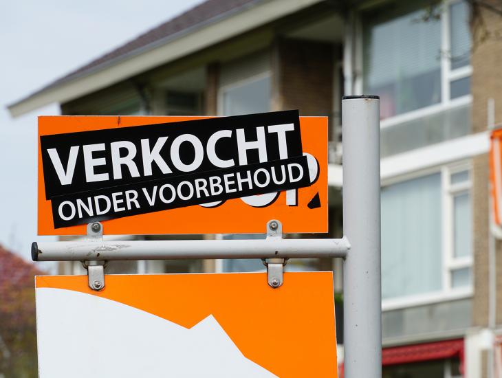 Huis met bord: 'Verkocht onder voorbehoud'