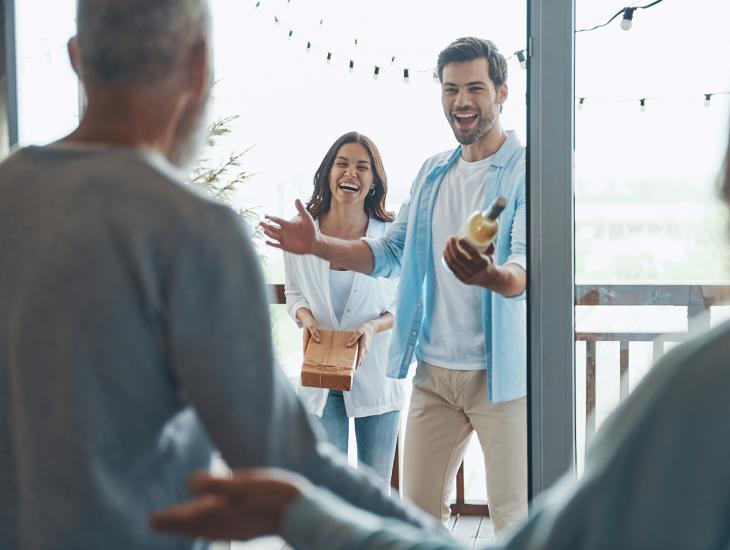 Zoon en schoondochter stappen binnen bij ouder stel.