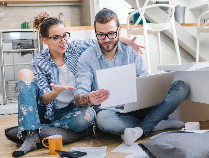 Stel bekijkt documenten