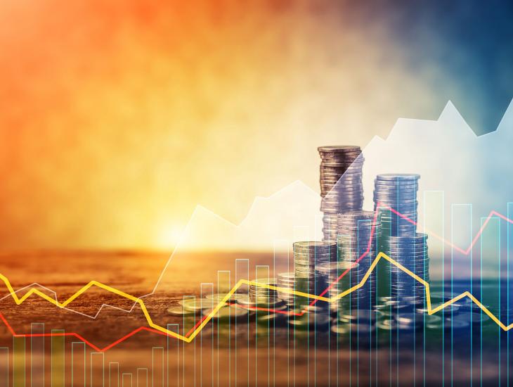 Een grillige rentegrafiek met stapeltjes muntgeld erbij