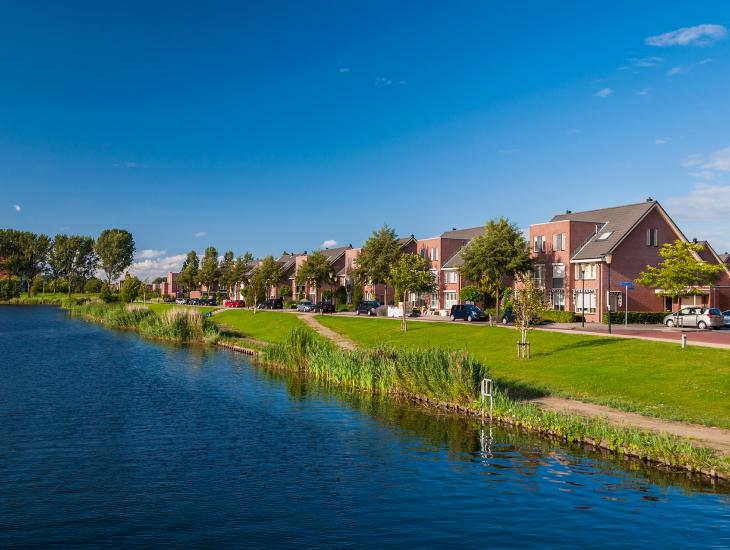 Landelijk gelegen huizen aan het water