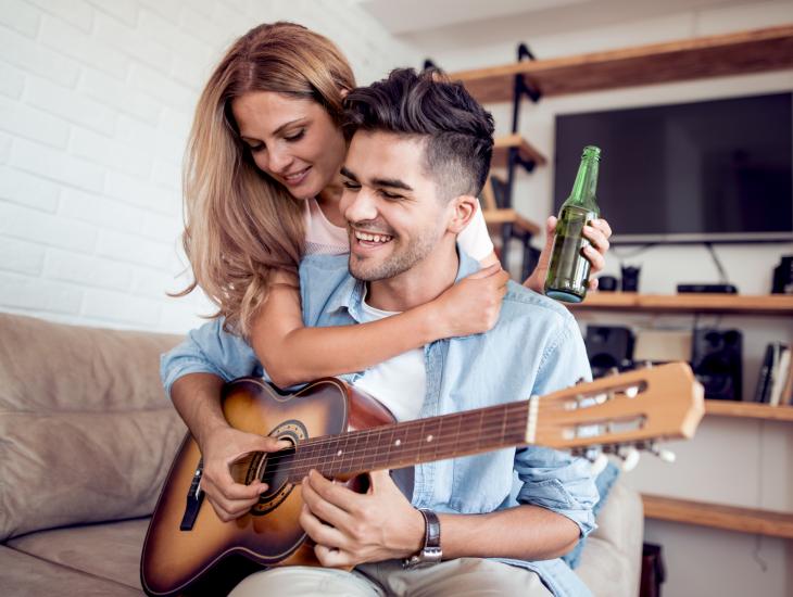 Stel met gitaar op de bank