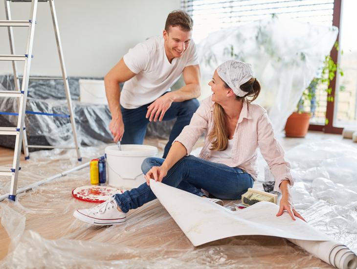 Jong stel aan het klussen in huis