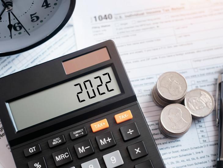 Rekenmachine met het jaartal 2022 en euromunten