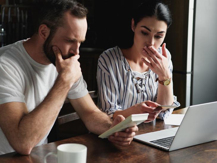 Jong stel maakt zich zorgen om de financiën