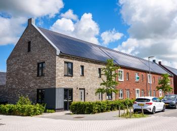 Een straatje met nieuwbouwwoningen