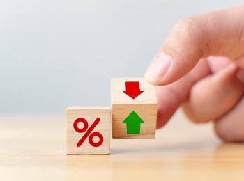 Twee dobbelstenen maken duidelijk dat de rente omhoog gaat