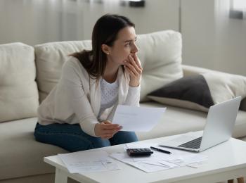 Jonge vrouw is bezig met haar administratie