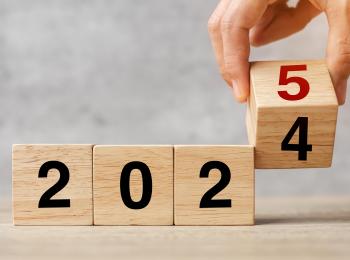 Vier blokken vormen het jaartal 2024, het laatste blok wordt omgedraaid waardoor dit 2025 wordt.
