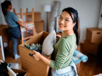 Een jong stel is aan het verhuizen.