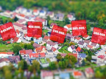 Maquette met te koop staande huizen en de vraagprijs