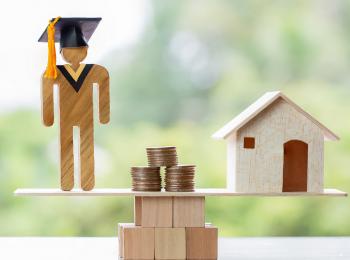 Weegschaal met aan de ene kant een student en aan de andere kant een huisje