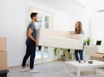Jong stel dat gaat verhuizen
