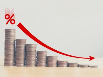 Stapeltjes geld die kleiner worden, steeds lagere rente