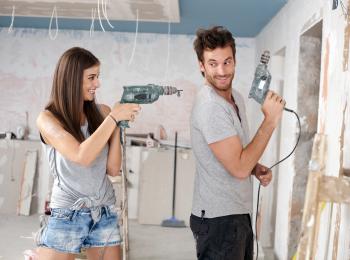 Jong stel aan het verbouwen