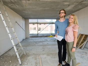 Een jong stel in een nieuwbouwwoning die bijna klaar is.