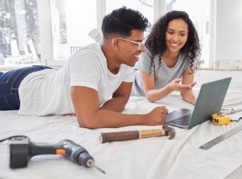 Jong stel is bezig met verbouwen om hun huis duurzamer te maken