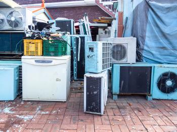 Een stapel oude, afgedankte apparaten