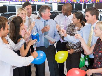 Een collega die met pensioen gaat, neemt feestelijk afscheid.